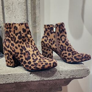 NWOB BAMBOO Vitality-04 Zipped Block Heel Leopard Booties Size 9